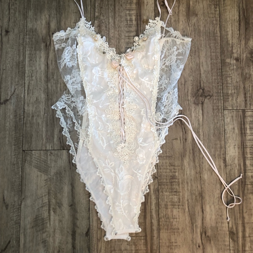Elegant Vintage White Lace Bodysuit